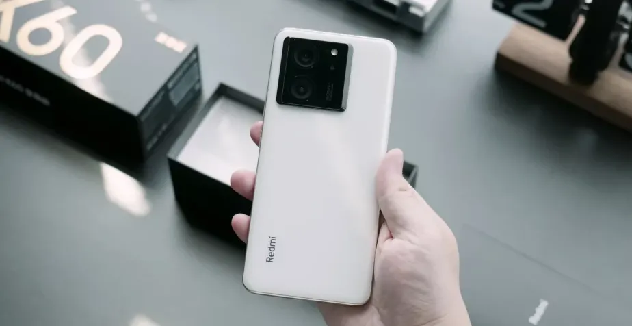 Ilustrasi smartphone Redmi K60 Ultra dengan tampilan antarmuka HyperOS 3 Xiaomi di layarnya