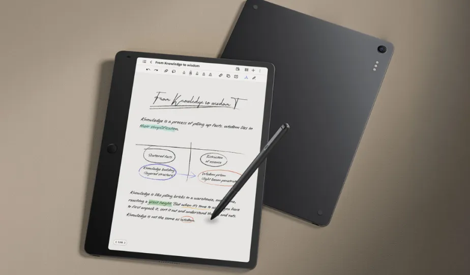 TCL Note A1 NxtPaper tablet dengan stylus di atas meja, menampilkan layar seperti kertas dan desain ramping.