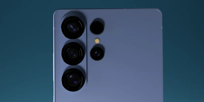 Ilustrasi grafik harga naik di belakang smartphone Samsung Galaxy series dengan logo AI