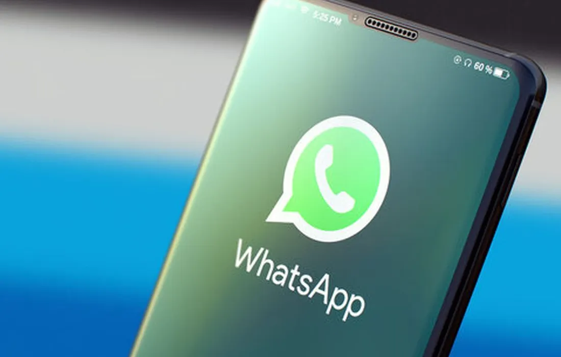 Ilustrasi konsep keamanan digital dan penyadapan WhatsApp di ponsel pintar