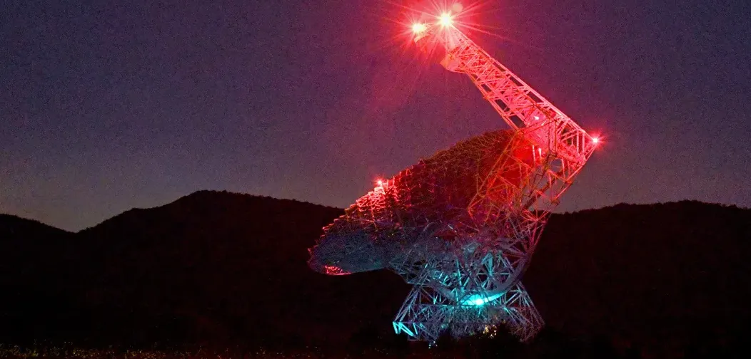 Ilustrasi Green Bank Telescope, teleskop radio single-dish terbesar di dunia, yang digunakan untuk mengamati objek antarbintang 3I/ATLAS.