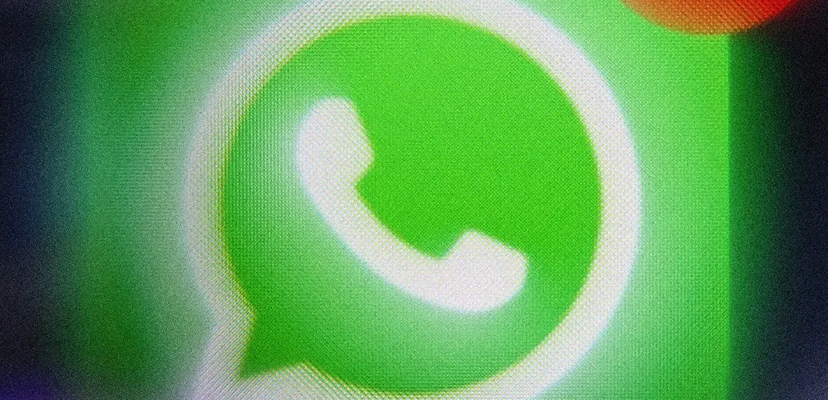 Ilustrasi ponsel dengan ikon kunci dan perisai di atas layar WhatsApp, simbol keamanan dan privasi digital.