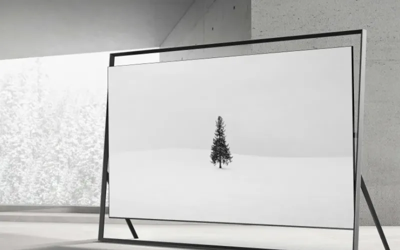 Tampilan close-up desain bingkai elegan dan panel layar Samsung R95H Micro RGB TV 130 inci yang dipamerkan di CES 2026