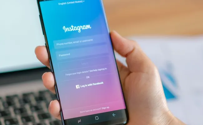 Ilustrasi kebocoran data pengguna Instagram yang menampilkan logo Instagram dan kode biner keamanan siber.