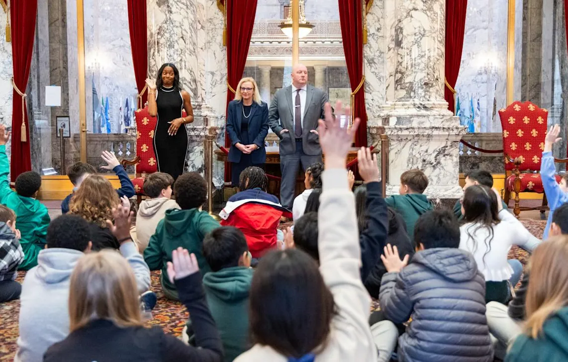 Ilustrasi verifikasi usia situs dewasa dengan gembok digital dan latar belakang kode biner.