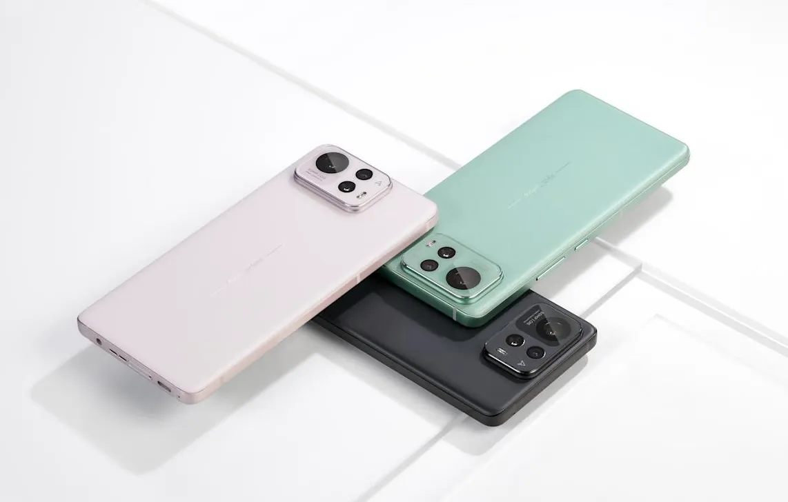 Ilustrasi logo ASUS dengan latar belakang teknologi futuristik yang mengisyaratkan perubahan strategi bisnis.