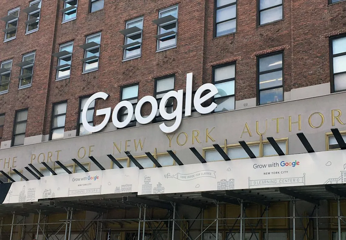 Ilustrasi logo Google dengan latar belakang gedung pengadilan yang buram, menggambarkan proses banding kasus monopoli.