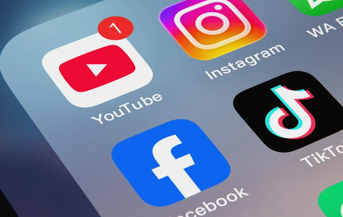 Ilustrasi logo YouTube dengan latar belakang teknologi futuristik dan konsep AI