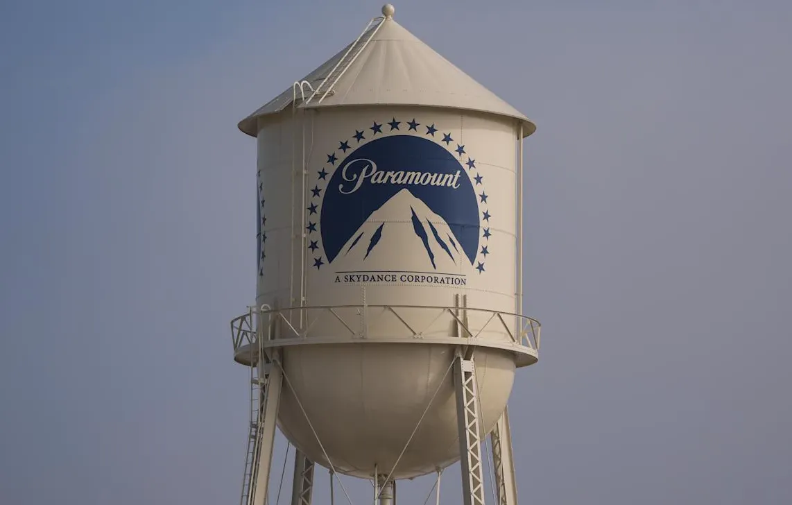 Ilustrasi logo Paramount Skydance dan Warner Bros Discovery dalam persaingan bisnis