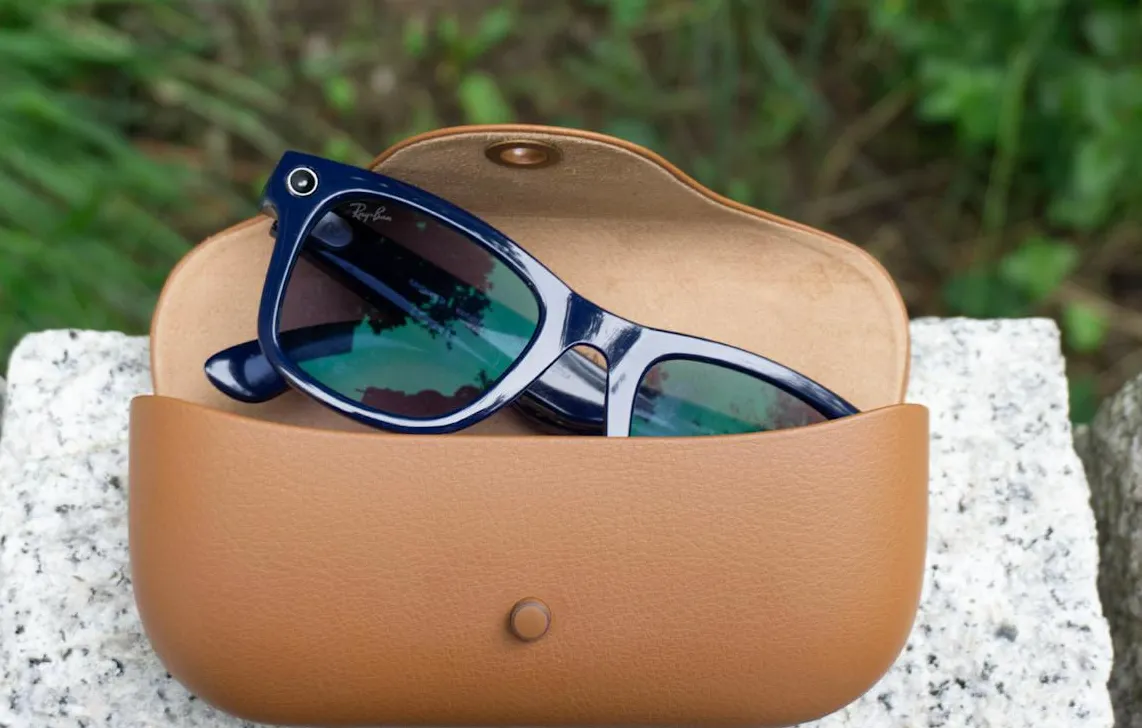 Ilustrasi kacamata pintar Ray-Ban Meta yang sedang menghadapi gugatan hukum dari Solos terkait pelanggaran paten teknologi.