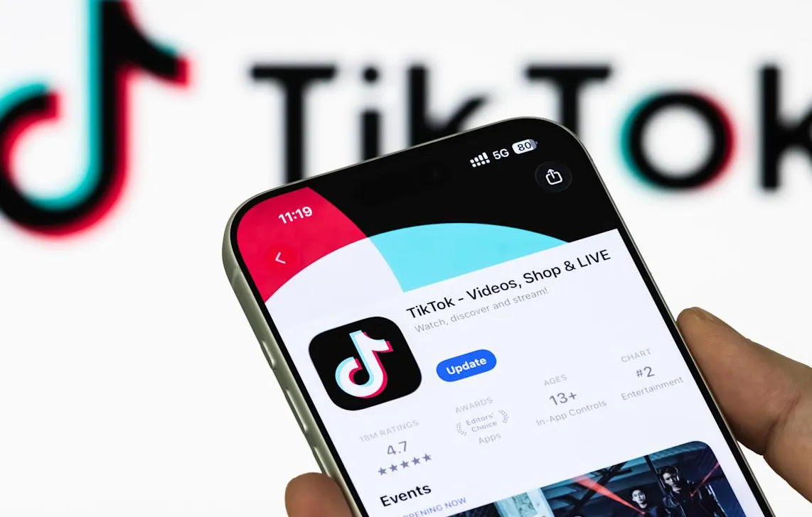 Ilustrasi aplikasi TikTok di App Store dengan latar belakang branding TikTok saat terjadi gangguan sistem.
