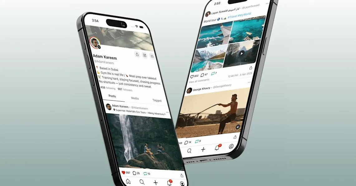 Ilustrasi logo aplikasi UpScrolled dan antarmuka ponsel cerdas yang menampilkan media sosial