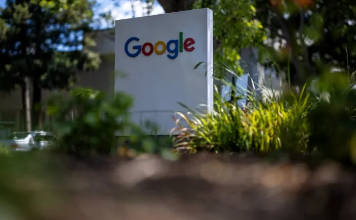 Ilustrasi Google Assistant pada smartphone Android