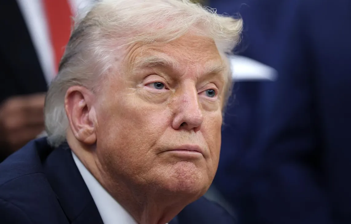 Ilustrasi konsep pemerintahan Trump menggunakan AI Google Gemini untuk menyusun regulasi federal.
