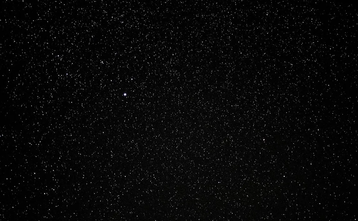 Ilustrasi luar angkasa yang menampilkan objek anomali hasil temuan teknologi AI pada data teleskop Hubble.