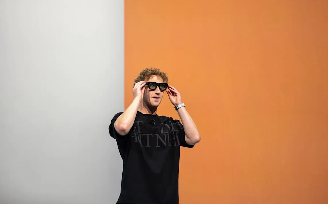 Mark Zuckerberg memegang kacamata pintar prototype Orion di Meta Connect