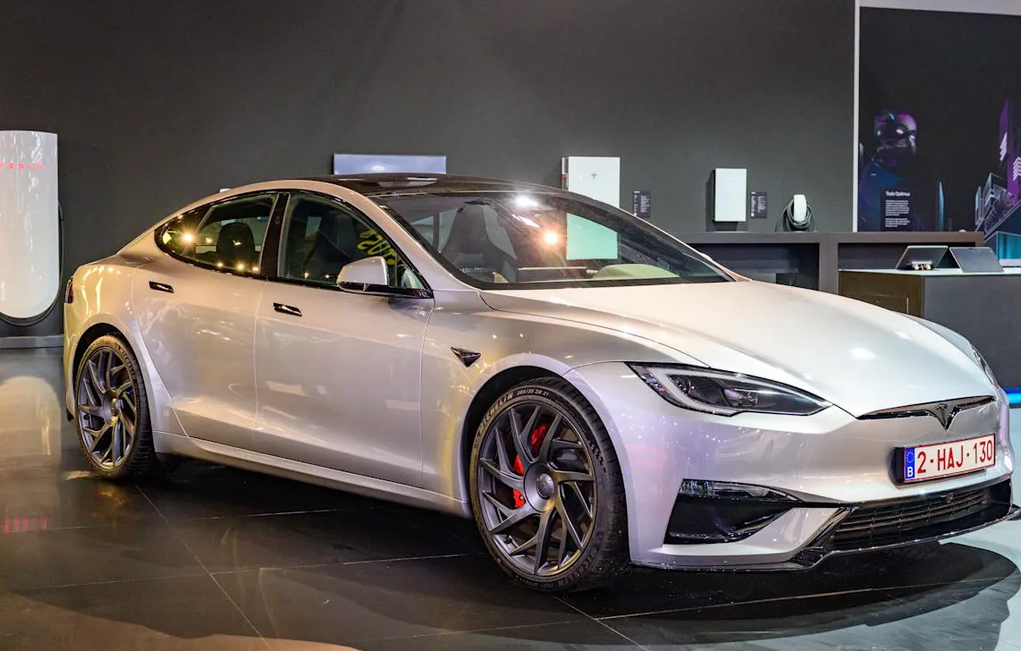 Elon Musk mengumumkan penghentian produksi Tesla Model S dan X untuk fokus pada robot Optimus.