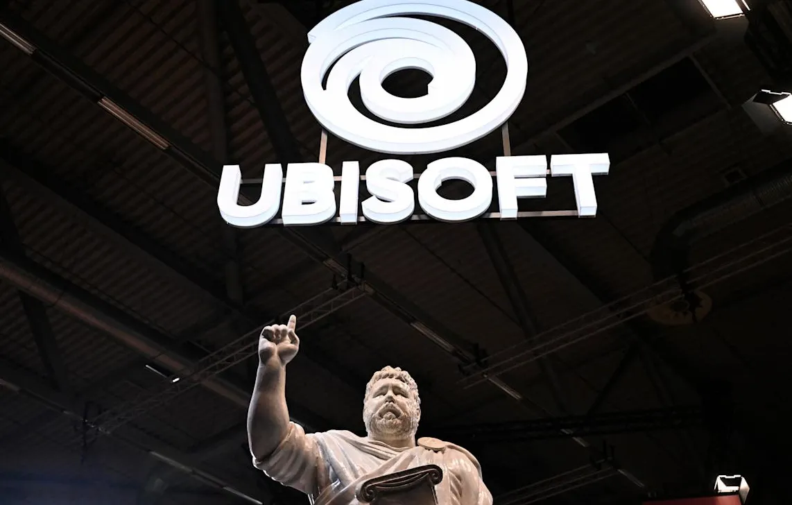 Logo Ubisoft terlihat di booth pameran Gamescom di Cologne, Jerman, di tengah kabar karyawan Ubisoft mogok kerja.