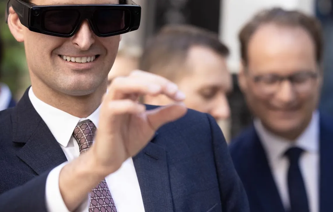 Evan Spiegel CEO Snap Inc memakai kacamata AR Spectacles di Paris