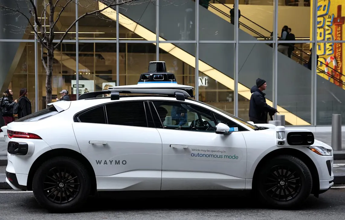 Ilustrasi mobil otonom Robotaxi Waymo di jalan raya perkotaan.