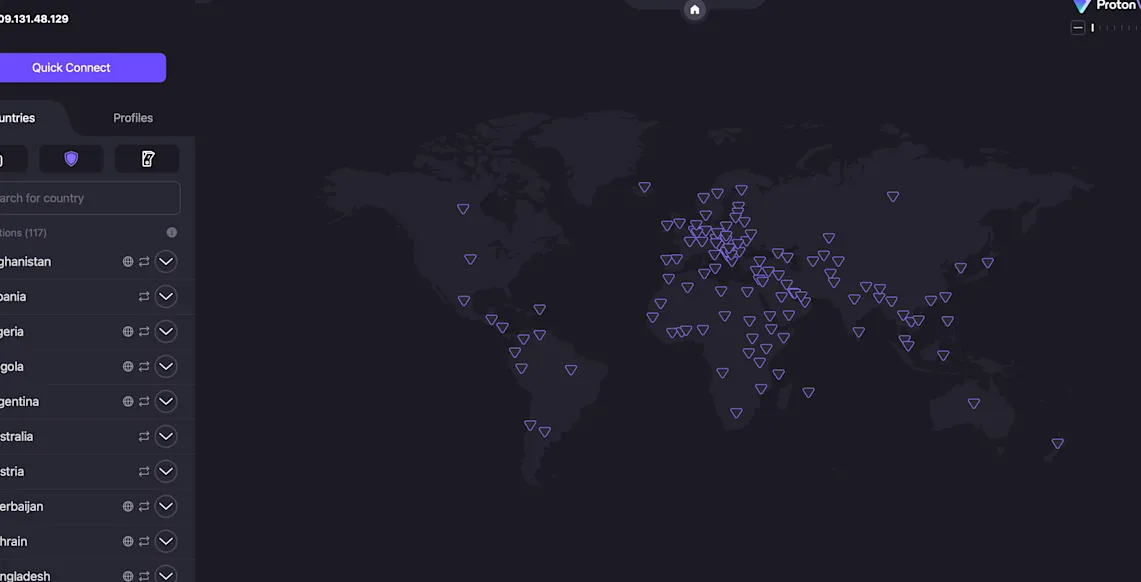 Ilustrasi keamanan siber menampilkan gembok digital bercahaya di atas papan sirkuit biru, merepresentasikan enkripsi VPN yang aman.