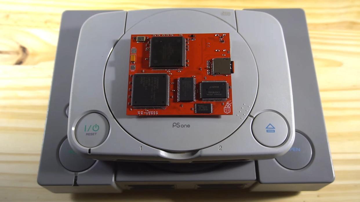 PlayStation Hybrid dengan PCB Frankenstein yang Lebih Kecil dari PSOne