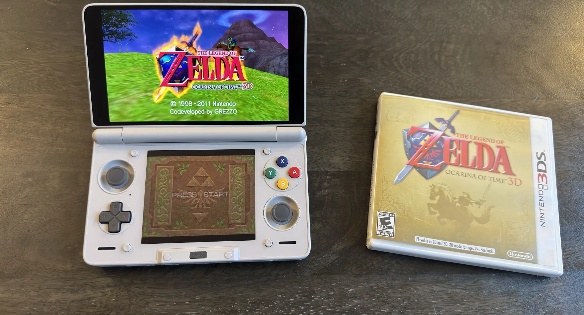 Game The Legend of Zelda: Ocarina of Time 3D berjalan via emulasi pada perangkat handheld AYN Thor, menampilkan grafis yang ditingkatkan.