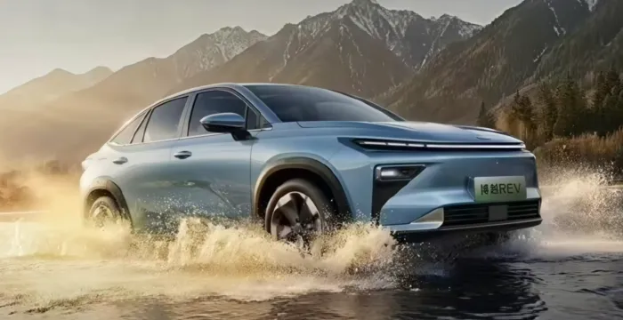 Geely Boyue EREV SUV warna silver melaju di jalan, desain fastback dan lampu LED