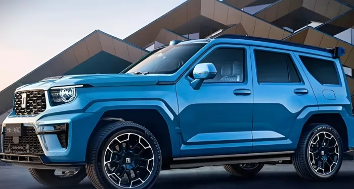 SUV Tank 700 Hi4-Z warna silver dengan desain gagah dan lidar di atap, parkir di jalan beraspal