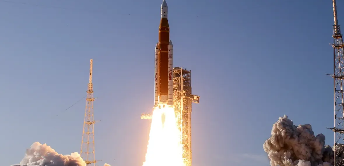 Peluncuran roket SLS NASA membawa kapsul Orion untuk misi Artemis II ke Bulan