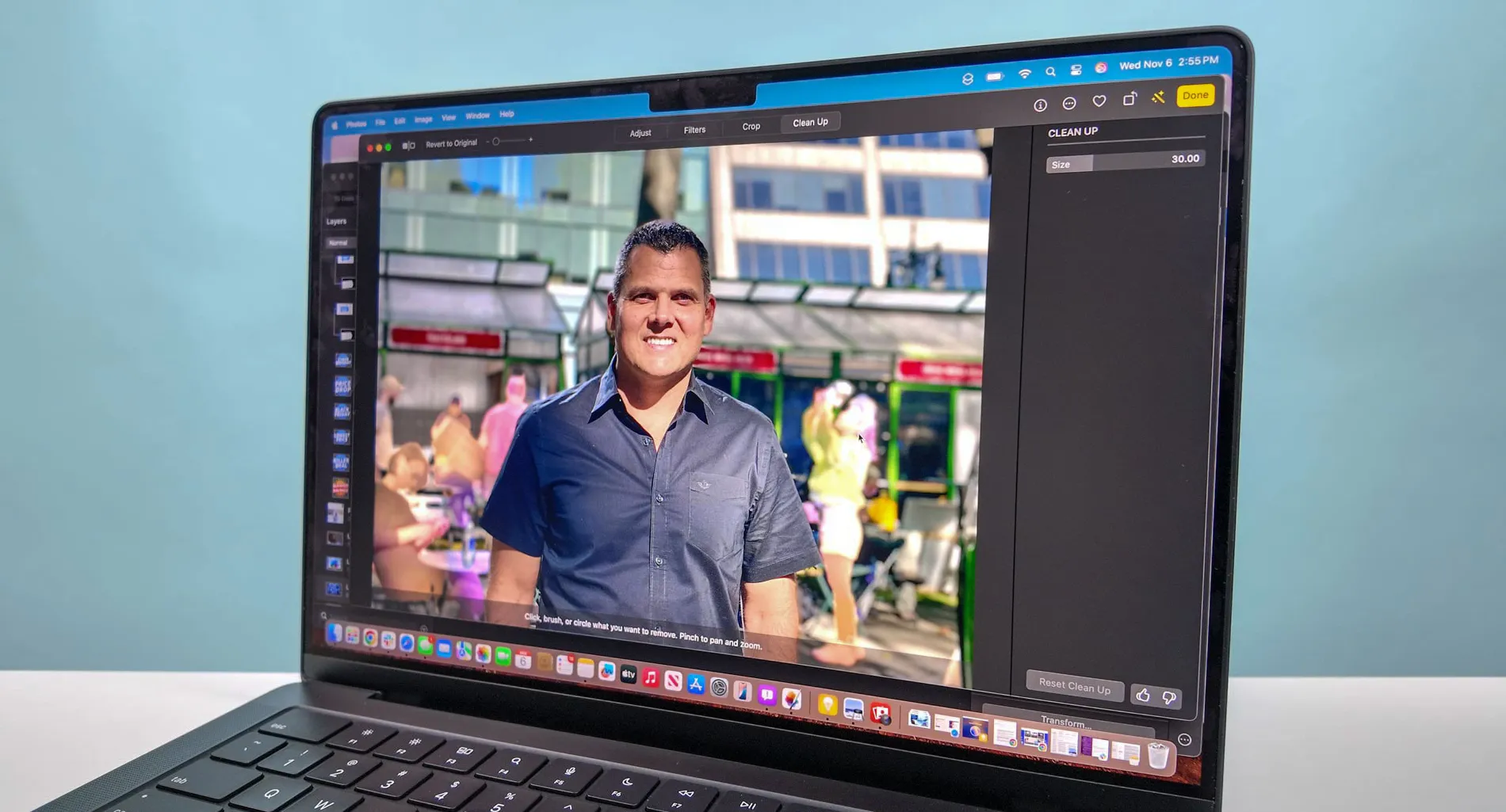 Ilustrasi digital peringatan keamanan siber global dengan tangan memegang kaca pembesar di depan planet Bumi