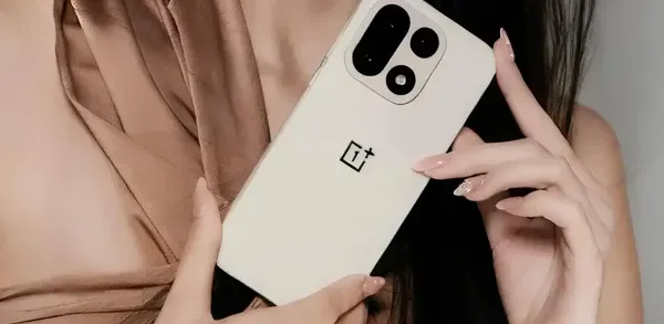 iQOO 15 Ultra smartphone hitam dengan logo AnTuTu Champion Maret 2026