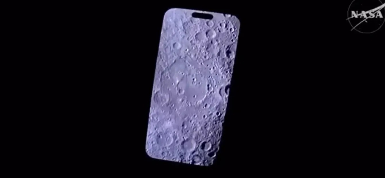 Ilustrasi kapsul Orion misi Artemis 2 NASA terbang di dekat permukaan Bulan