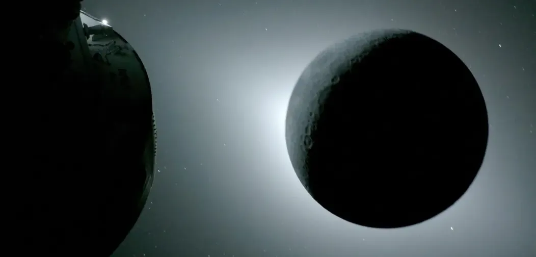 Kumpulan foto spektakuler dari misi Artemis 2 NASA yang memecahkan rekor jarak terjauh dari Bumi, menampilkan Earthset dan permukaan Bulan.