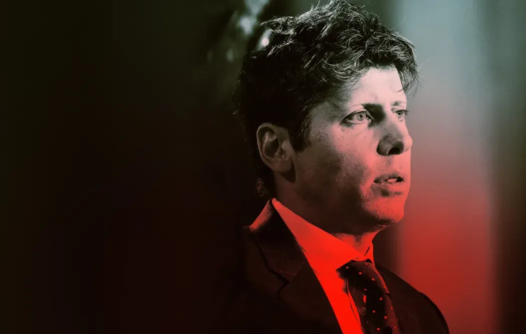 Sam Altman CEO OpenAI dengan pencahayaan merah dan hijau di latar gelap