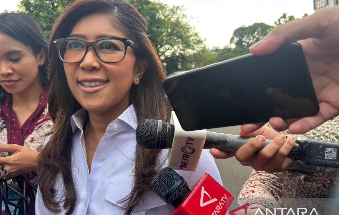 Menteri Kominfo Meutya Hafid memberikan keterangan pers mengenai pemeriksaan Meta dan Google terkait PP Tunas