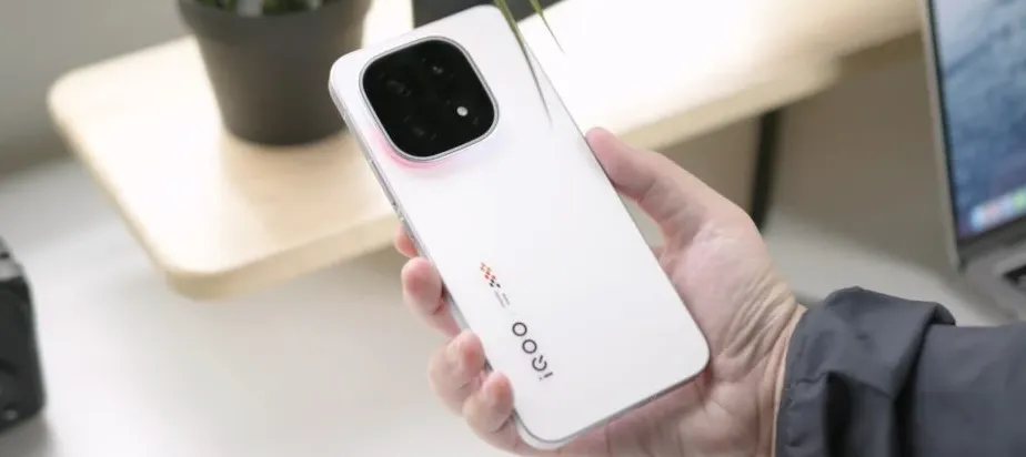 Ilustrasi ponsel iQOO seri 15, pendahulu iQOO 16 yang baru terlihat di database GSMA