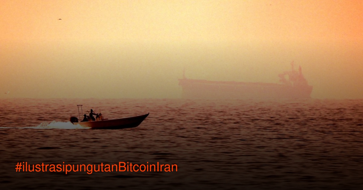 Ilustrasi kapal tanker minyak melintasi Selat Hormuz dengan simbol Bitcoin mengambang di atasnya, menggambarkan pungutan digital Iran.