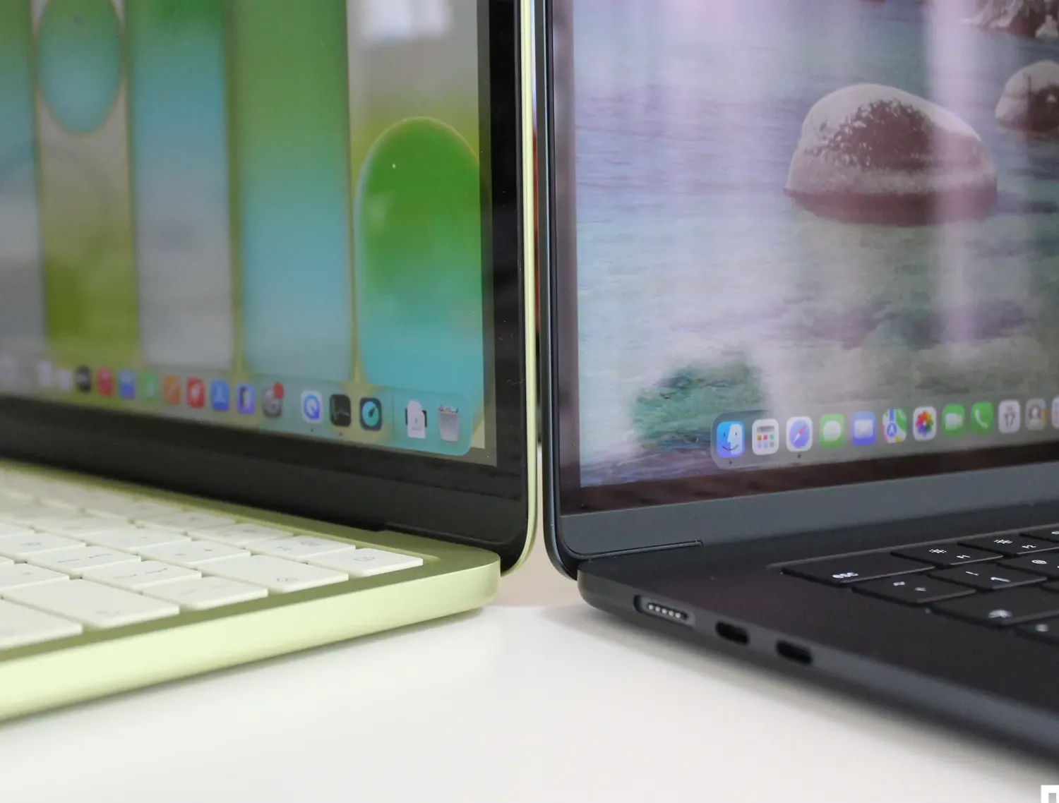 Perbandingan visual antara MacBook Neo dan MacBook Air yang diletakkan berdampingan