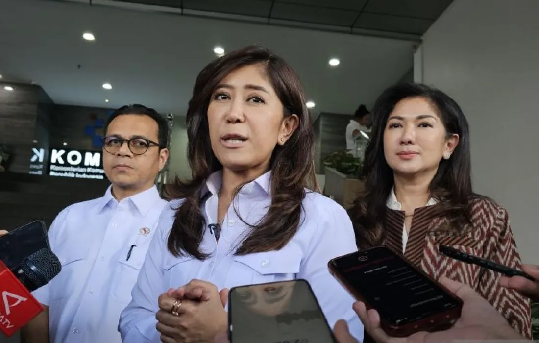 Menteri Komunikasi dan Digital Meutya Hafid memberikan konferensi pers mengenai tenggat waktu kepatuhan PP Tunas untuk platform digital.