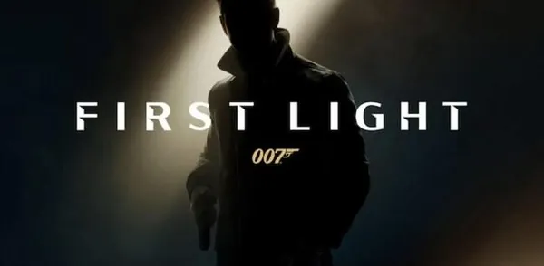 Ilustrasi logo game 007 First Light dengan latar belakang gelap dan cahaya dramatis