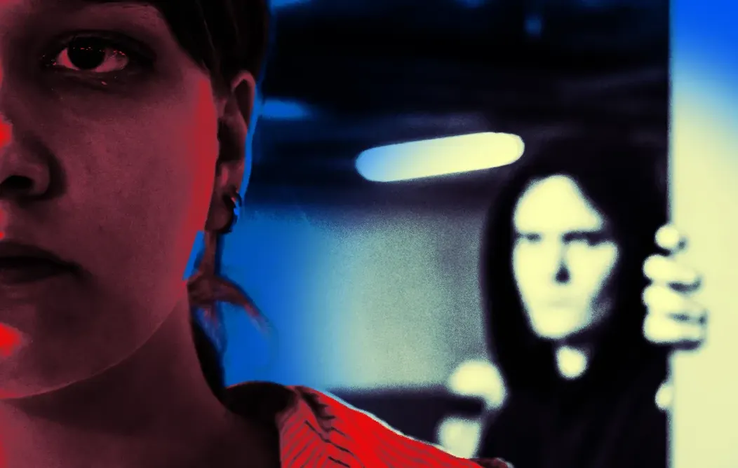 Ilustrasi wajah serius dengan cahaya merah dan sosok berkerudung gelap di latar belakang, menggambarkan ketegangan dan ancaman.