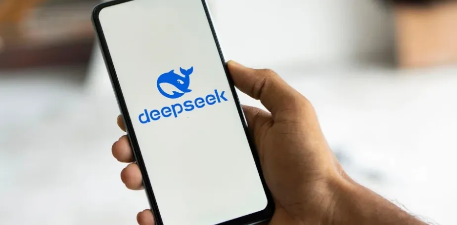 Ilustrasi konflik teknologi AI antara AS dan China dengan logo Nvidia dan Huawei