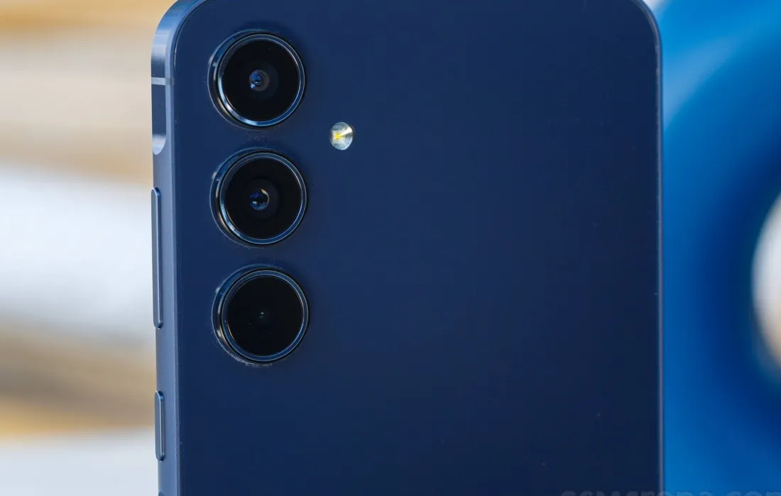 Samsung Galaxy A55 smartphone dengan pembaruan keamanan