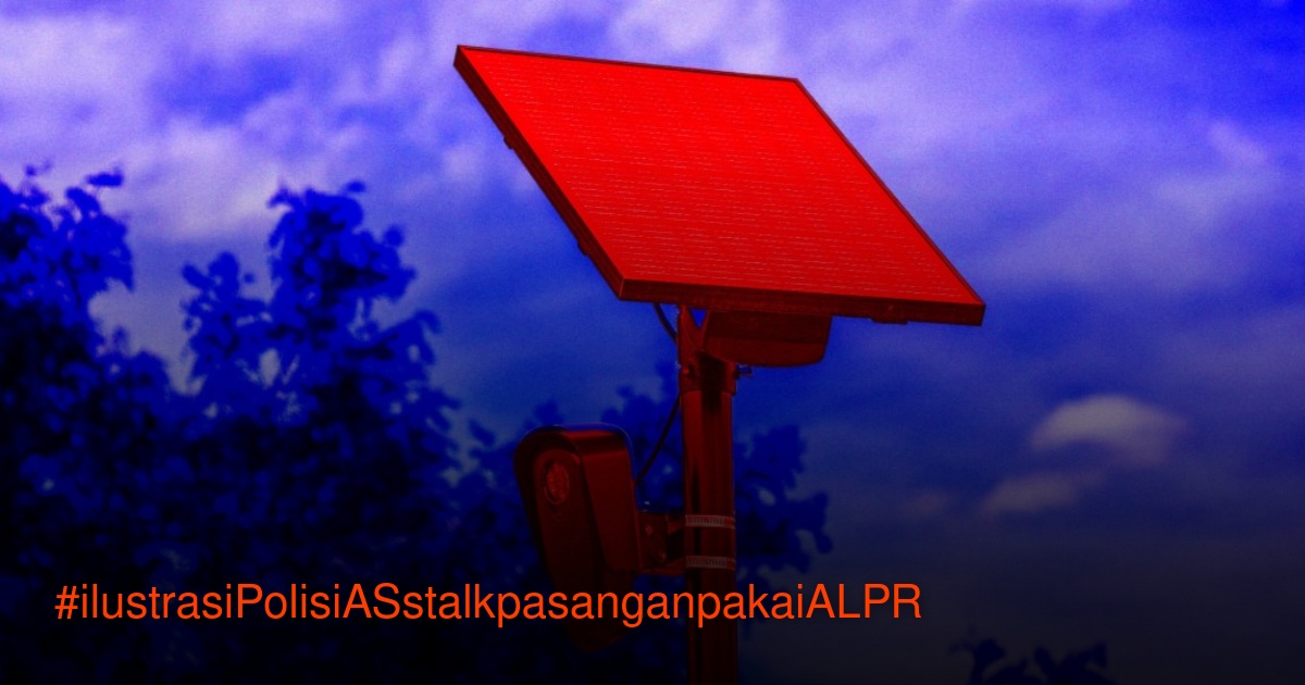 Panel surya dengan kamera keamanan terpasang di tiang, disorot merah dengan latar langit biru dan pepohonan