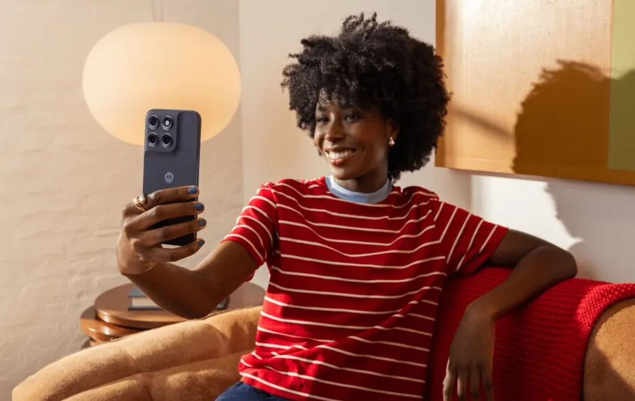 Moto G87 tampak depan dengan layar penuh