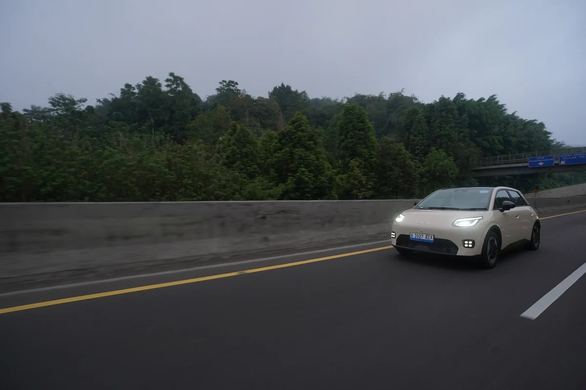 Mobil listrik hatchback AION UT warna putih