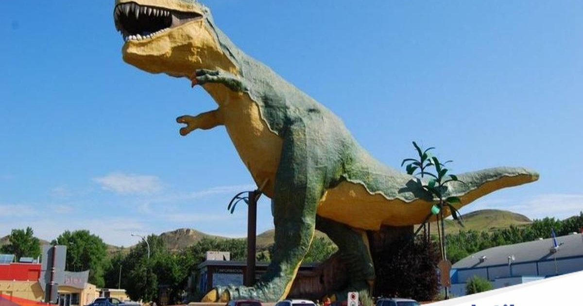 Ilustrasi patung dinosaurus T-Rex terbesar di dunia dengan tangan pendek yang khas