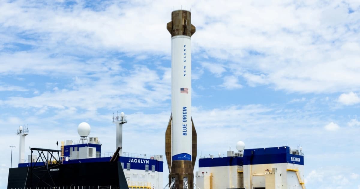Roket New Glenn Blue Origin bersiap di landasan peluncuran