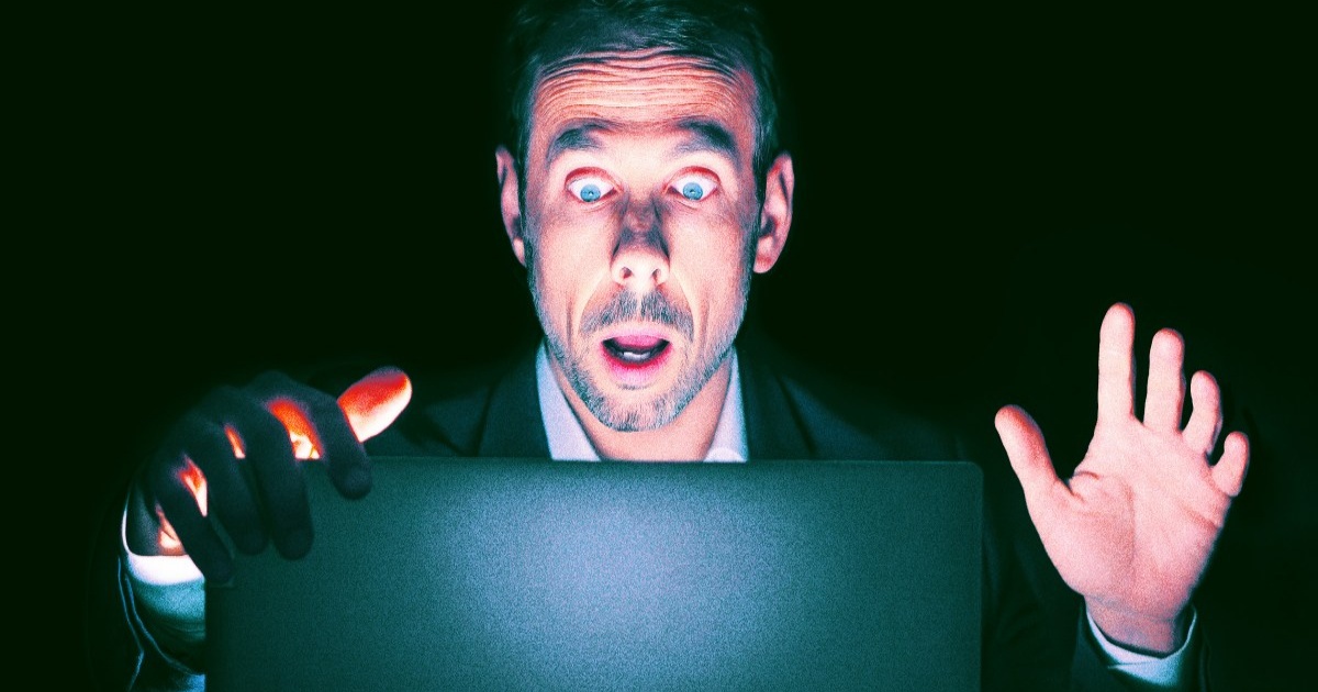 Ilustrasi pebisnis terkejut melihat laptop di ruangan gelap